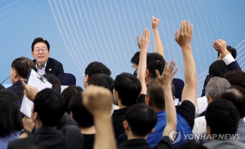 발언권 요청하는 시민들 (출처=연합뉴스)