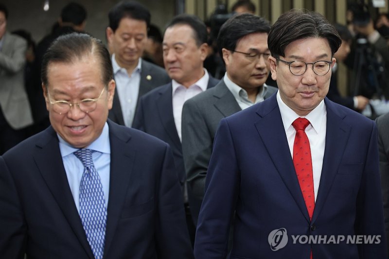 의총 참석하는 권영세-권성동 (출처=연합뉴스)