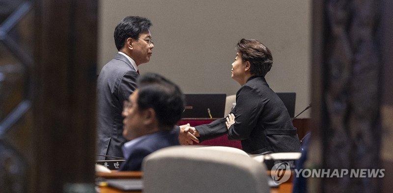송언석과 윤희숙의 악수 (출처=연합뉴스)