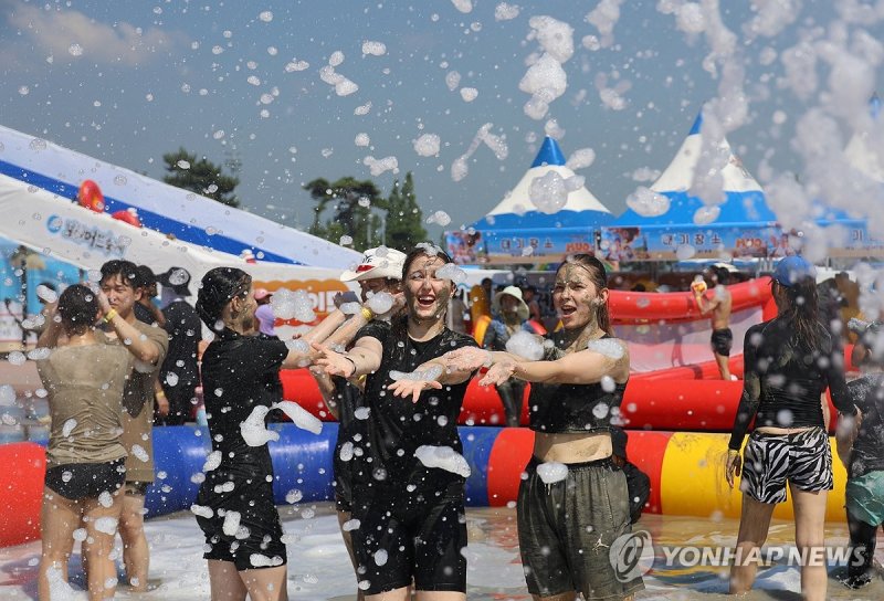 '폭염에는 머드로 응수한다' (출처=연합뉴스)