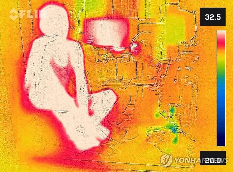 속절없는 쪽방촌의 폭염 (출처=연합뉴스)