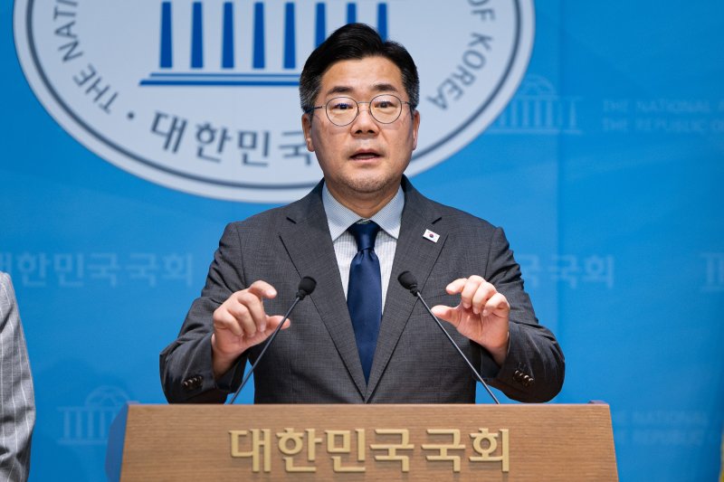 박찬대 더불어민주당 당대표 후보가 25일 서울 여의도 국회 소통관에서 기자회견을 열고 윤석열 전 대통령 내란 사태에서 '인간 방패' 역할을 한 국민의힘 국회의원 45명에 대한 제명 촉구 결의안 발의를 밝히고 있다. 2025.7.25/뉴스1 ⓒ News1 유승관 기자