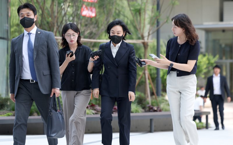 [서울=뉴시스] 김선웅 기자 = 김건희 여사 최측근으로 알려진 유경옥 전 행정관이 25일 서울 종로구 소재 김건희 특검팀(특별검사 민중기)에서 피의자 신분으로 조사를 받기 위해 출석하고 있다. 2025.07.25. mangusta@newsis.com