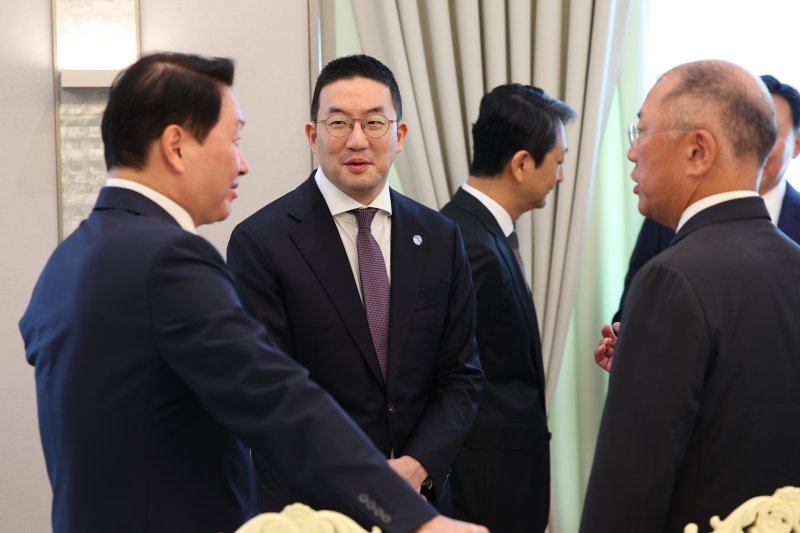 [서울=뉴시스] 최진석 기자 = 13일 서울 용산 대통령실에서 열린 이재명 대통령과의 6경제단체와 기업인 간담회에 최태원(왼쪽부터) SK그룹 회장 겸 대한상의회장, 구광모 LG그룹 회장, 정의선 현대차그룹 회장이 참석하고 있다. 2025.06.13. myjs@newsis.com