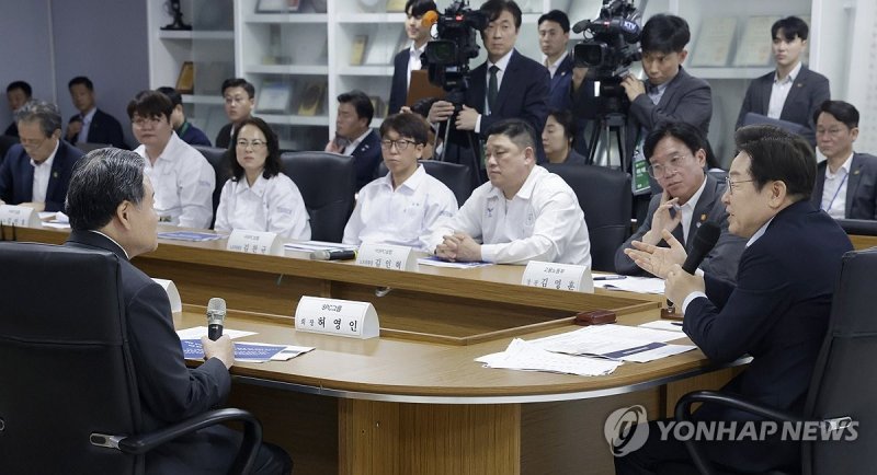 이재명 대통령, 허영인 SPC그룹 회장과 논의 (출처=연합뉴스)