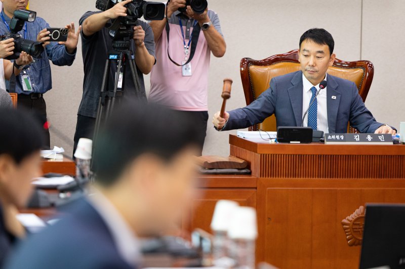 김용민 국회 법제사법위원회 법안심사제1소위원장이 25일 서울 여의도 국회에서 열린 제427회 국회(임시회) 법제사법위원회 제2차 법안심사제1소위원회에서 의사봉을 두드리고 있다. 2025.7.25/뉴스1 ⓒ News1 유승관 기자
