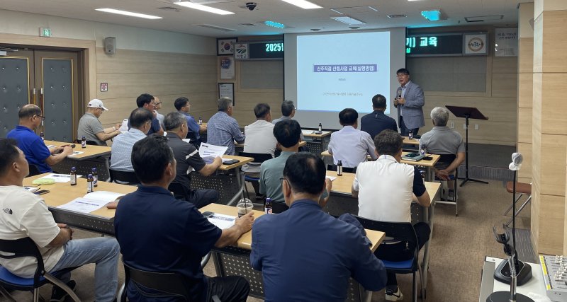 [거창=뉴시스] 경남 거창군은 지난 24일 거창군청 중회의실에서 올해 산주직접실행 산림사업 보조사업자 교육을 실시했다고 25일 밝혔다. (사진=거창군 제공) 2025.07.25. photo@newsis.com *재판매 및 DB 금지