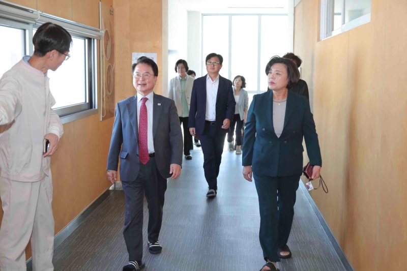 육동한 춘천시장(왼쪽)과 신계용 과천시장 기업 방문 (출처=연합뉴스)