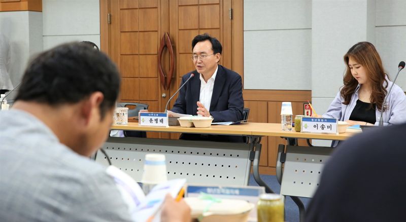 전남 나주시가 지역 청년의 공공기여 활동 참여를 장려하고 지역 정착을 지원하기 위해 광주·전남지역 지자체 최초로 '청년 활력소득 지원 사업'을 추진한다. 사진은 윤병태 나주시장이 지역 청년들과 간담회를 하고 있는 모습. 나주시 제공