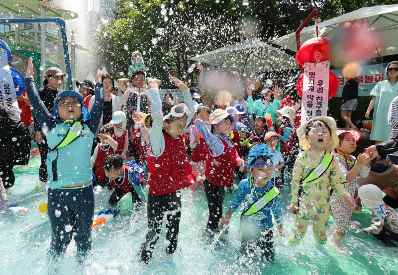 전국 대부분 지역에 폭염특보가 내려진 25일 오전 서울 종로구 연지물놀이터를 찾은 어린이들이 물놀이를 하며 더위를 식히고 있다. 2025.7.25/뉴스1 ⓒ News1 장수영 기자