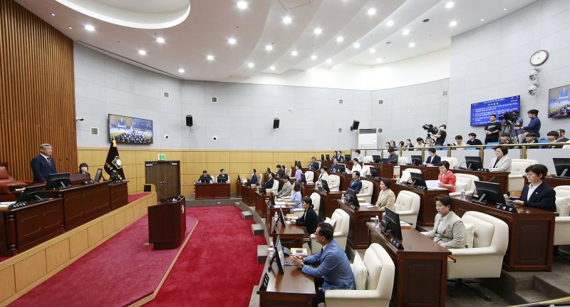 [대전=뉴시스] 조명휘 기자 = 대전 서구의회가 25일 제291회 임시회를 열어 안건을 의결한 뒤 폐회하고 있다. (사진= 서구의회 제공) 2025.07.25. photo@newsis.com *재판매 및 DB 금지