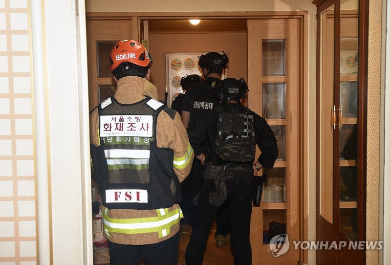 '인천 사제총기 사건' 피의자 자택 수색하는 경찰 (출처=연합뉴스)