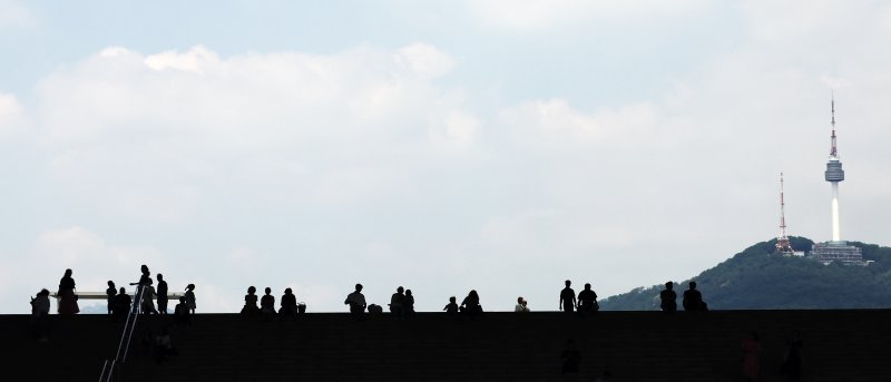 서울 용산구 국립중앙박물관 계단에서 시민들이 파란 하늘을 보고 있다. /뉴스1 ⓒ News1 김민지 기자