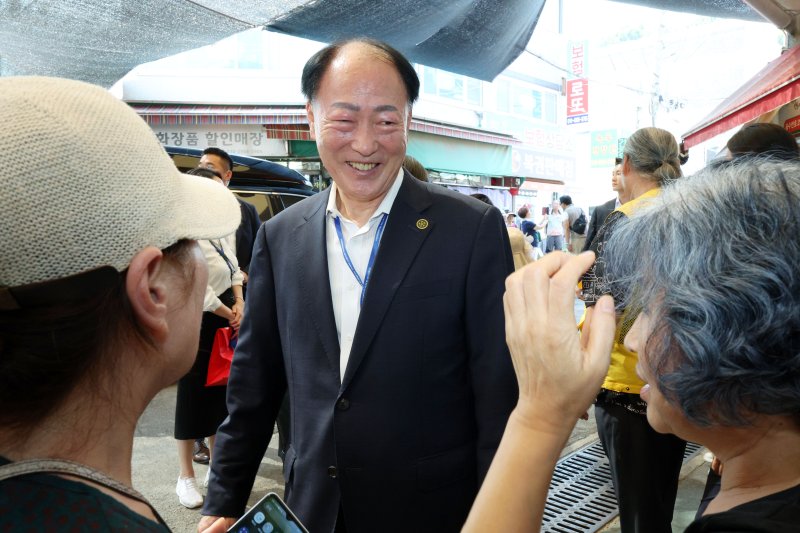 [인천=뉴시스] 고범준 기자 = 윤기천 대통령실 제2부속실장이 25일 인천 계양산시장을 방문한 김혜경 여사를 수행하고 있다. 2025.07.25. bjko@newsis.com
