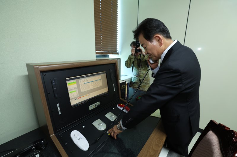 정동영 신임 통일부 장관이 취임 첫날인 25일 경기도 파주시에 위치한 판문점을 방문해 북한과의 직통 전화를 들어보고 있다.(통일부 제공).