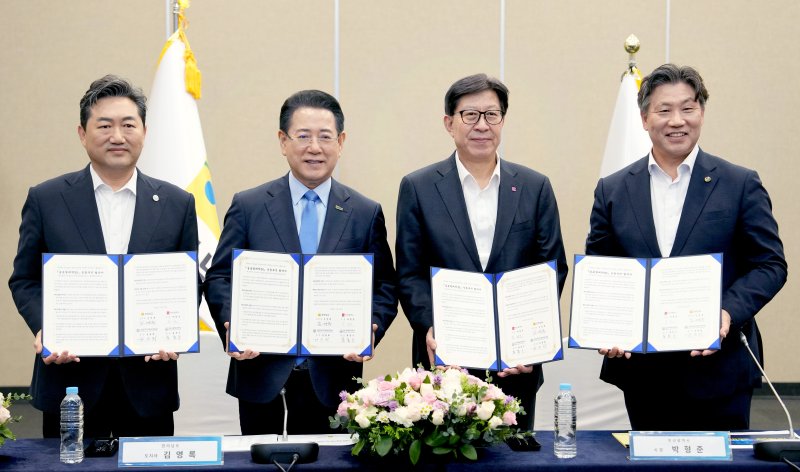 [부산=뉴시스] 김영록 전남지사가 25일 오후 부산벡스코에서 국립목포해양대·국립한국해양대 글로컬대학 지정을 위한 글로컬대학 비전 및 혁신전략 보고회에서 부산시·국립목포해양대·국립한국해양대와 MOU를 체결하고 있다. 왼쪽부터 한원희 목포해양대학교 총장, 김영록 전남지사, 박형준 부산시장, 류동근 한국해양대학교 총장. (사진 제공 = 전남도). 2025.07.25. photo@newsis.com *재판매 및 DB 금지