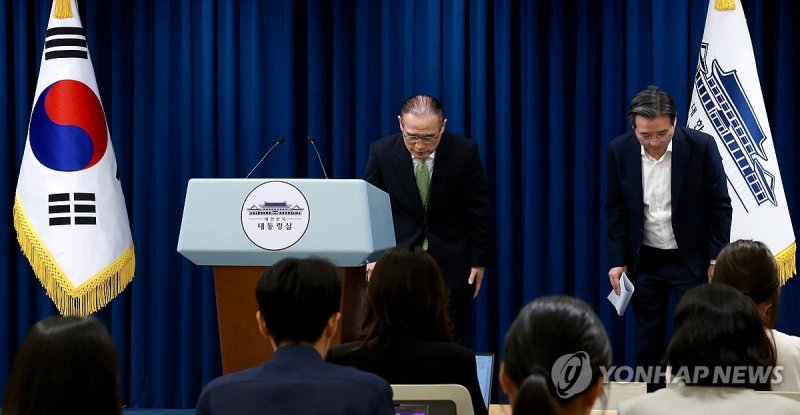 통상대책회의 브리핑 마친 안보실장과 정책실장 (출처=연합뉴스)
