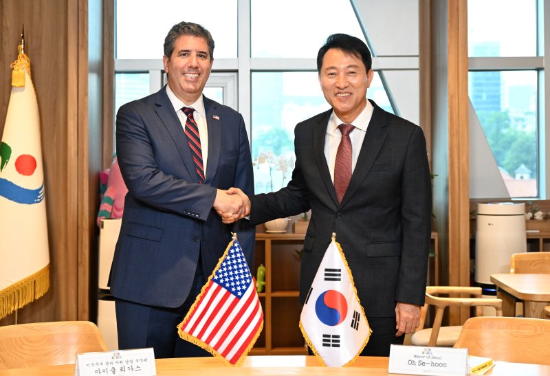 (왼쪽부터) 마이클 리가스 미국 국무부 관리, 오세훈 서울시장. (서울시 제공)