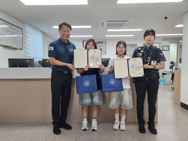 "5만원 주웠어요" 길에 떨어진 현금 경찰서에 갖다준 초등생 자매 [따뜻했슈]