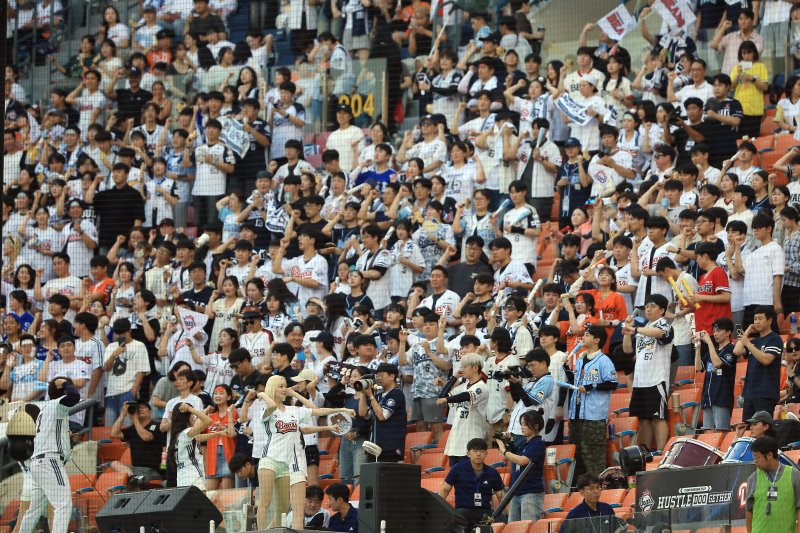 24일 오후 서울 송파구 잠실야구장에서 열린 프로야구 '2025 신한 SOL뱅크 KBO 리그' 한화 이글스와 두산 베어스의 경기에서 두산 팬들이 열띤 응원을 펼치고 있다. 두산베이스는 이날 구단 통산 3000만 관중 달성을 기념했다. 2025.7.24/뉴스1 ⓒ News1 박정호 기자