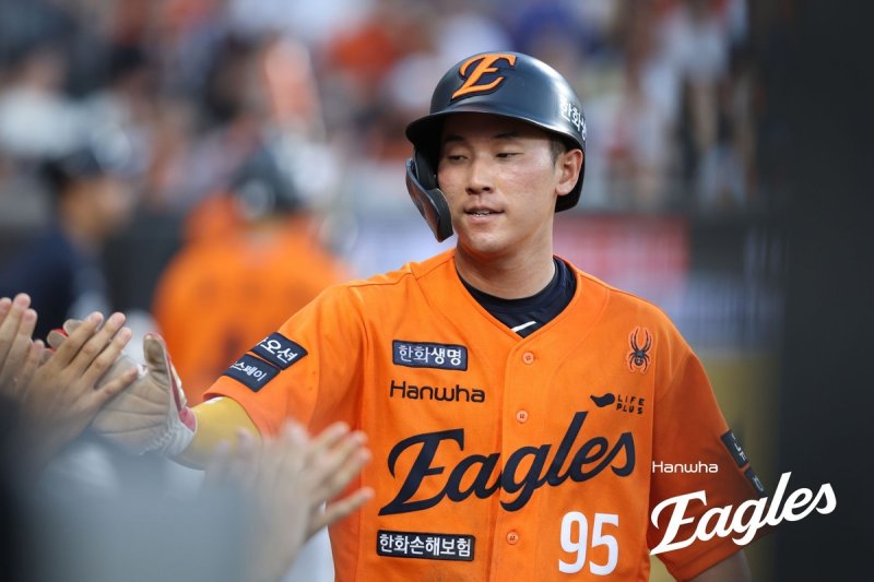 동료들의 축하를 받는 황영묵 (출처=연합뉴스)