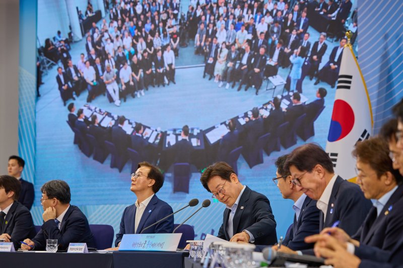 이재명 대통령이 25일 부산 남구 부경대에서 열린 타운홀미팅 '부산의 마음을 듣다' 지역 주민 간담회에서 참석자들의 발언을 경청하고 있다. (대통령실 제공. 재판매 및 DB 금지) 2025.7.25/뉴스1 ⓒ News1 허경 기자