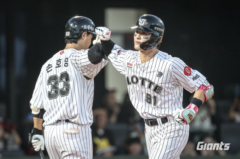 [서울=뉴시스] 프로야구 롯데 자이언츠 윤동희가 25일 부산 사직구장에서 열린 2025 신한 쏠뱅크 KBO리그 KIA 타이거즈와의 경기에서 홈런을 친 뒤 기뻐하고 있다. (사진=롯데 자이언츠 제공) 2025.07.25. *재판매 및 DB 금지