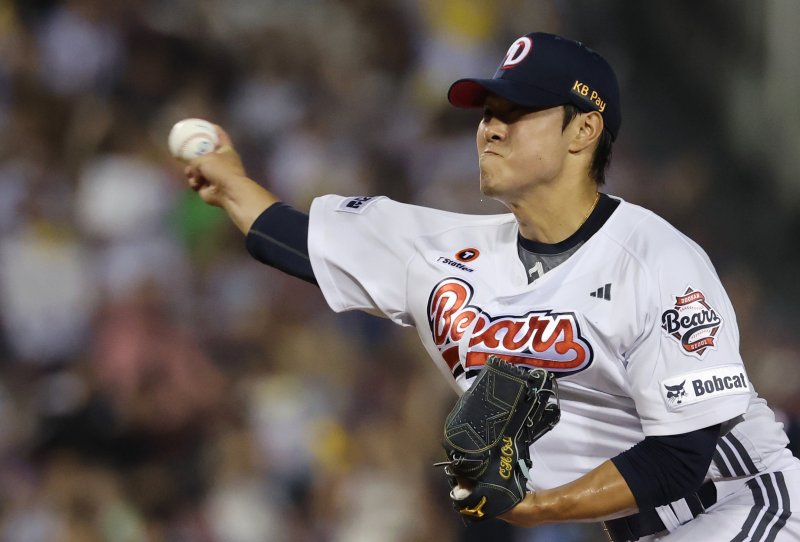 25일 서울 송파구 잠실야구장에서 열린 프로야구 '2025 신한 SOL뱅크 KBO 리그' LG 트윈스와 두산 베어스의 경기, 두산 최원준이 6회초 구원등판해 역투하고 있다. 2025.7.25/뉴스1 ⓒ News1 오대일 기자