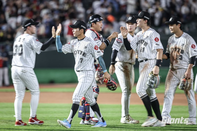롯데 자이언츠가 25일 열린 KBO리그 사직 KIA 타이거즈전에서 7-4로 이겼다. (롯데 자이언츠 제공)