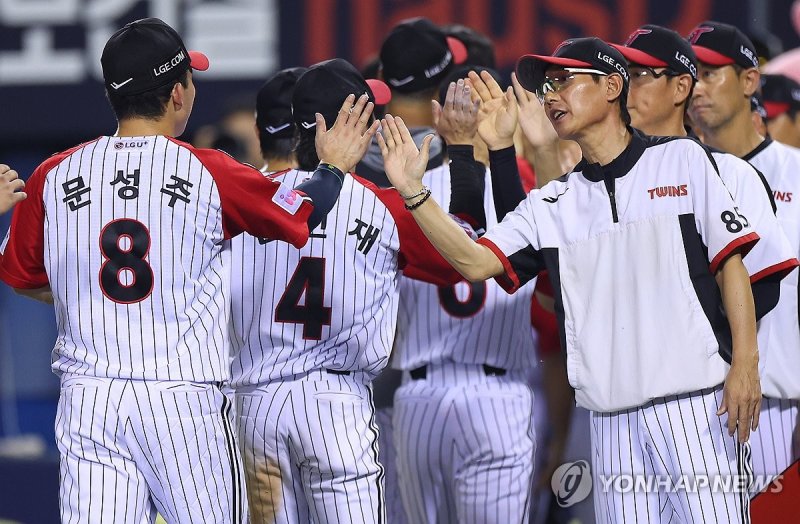 문성주와 하이파이브하는 염경엽 감독 (출처=연합뉴스)