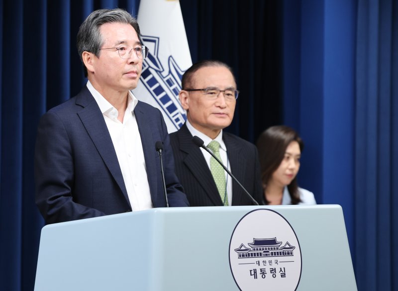 김용범 정책실장과 위성락 국가안보실장이 25일 서울 용산구 대통령실 청사에서 비서실장 주재 통상대책회의 관련 브리핑을 하고 있다. 2025.7.25/뉴스1 ⓒ News1 허경 기자