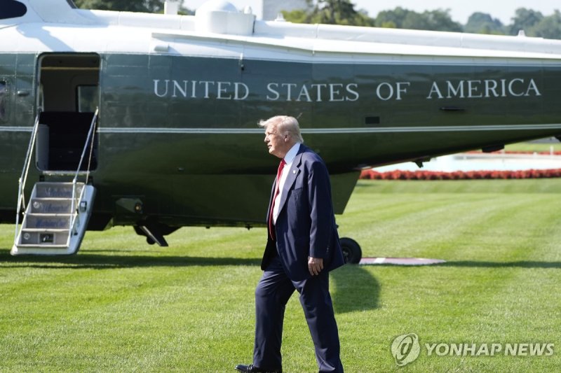 백악관에서 마린원에 탑승하는 트럼프 미 대통령 (출처=연합뉴스)