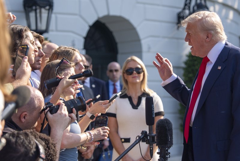 도널드 트럼프 미국 대통령이 25일(현지시간) 백악관 남쪽 잔디밭인 사우스론에서 기자들의 질문에 답하고 있다. AP연합뉴스