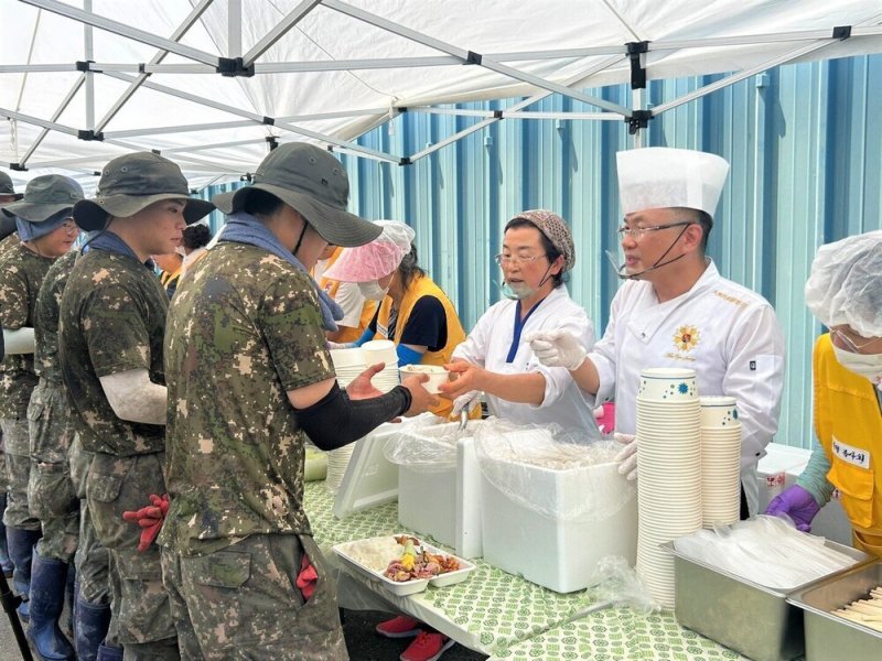 "물난리 피해에 전복삼계죽 350인분 위로식"…요리 명장
