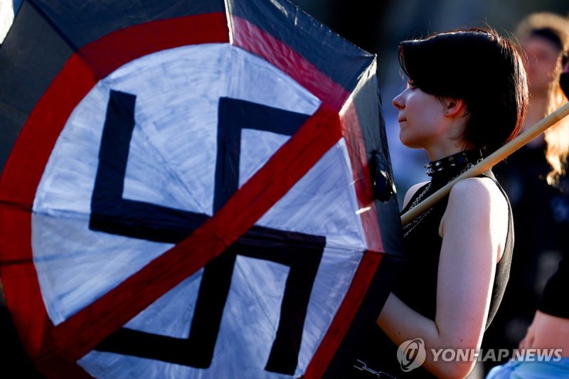 극우 반대 집회의 하켄크로이츠 (출처=연합뉴스)