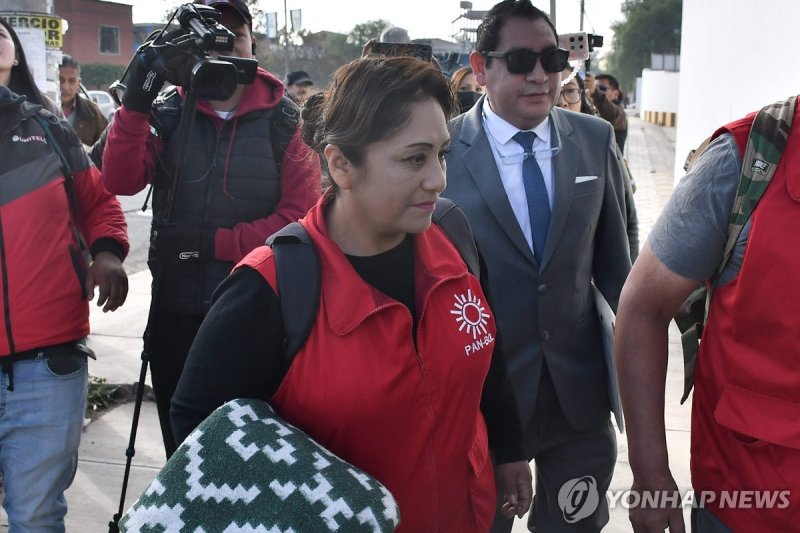 24일(현지시간) 검찰청사로 향하는 볼리비아 국민행동당 대표 (출처=연합뉴스)