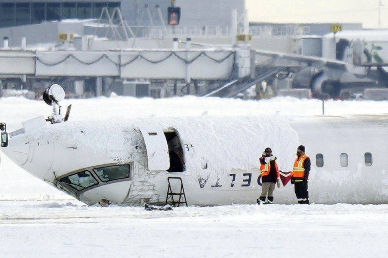 [토론토=AP/뉴시스] 18일(현지 시간) 캐나다 토론토 피어슨 공항 활주로에 전복 사고 델타메이저 바카라사이트 주사위 소속 메이저 바카라사이트 주사위기가 뒤집힌 채 놓여 있다. 지난 17일 발생한 델타메이저 바카라사이트 주사위 여객기 전복 사고에도 탑승객 80명 전원이 생존한 것은 철저한 안전설계와 구조대·승무원들의 신속한 대응 덕분인 것으로 알려졌다. 2025.02.19.