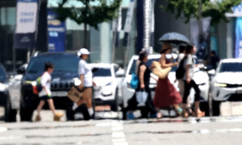 [온라인 바카라사이트=뉴시스] 이무열 기자 = 폭염이 연일 계속된 25일 온라인 바카라사이트 중구 달구벌대로에 지열로 인한 아지랑이가 피어오르고 있다. 2026.07.19. lmy@newsis.com