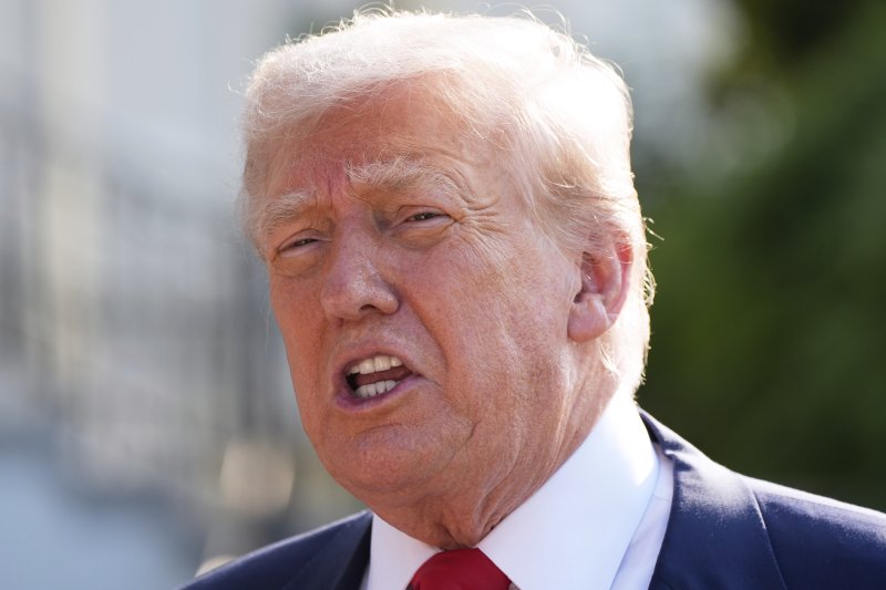 도널드 트럼프 미국 대통령이 25일(현지 시간) 스코틀랜드 방문을 위해 백악관을 떠나며 취재진 질문에 답변하고 있다. 뉴시스 제공