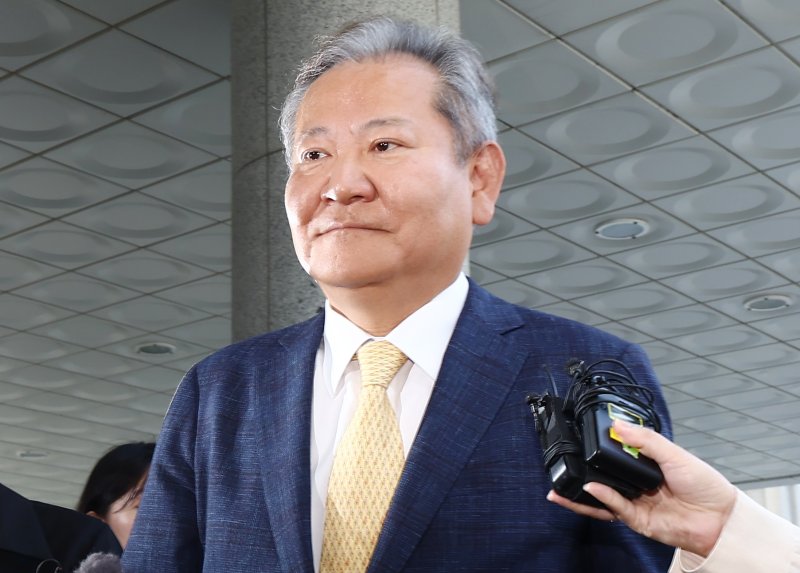 이상민 전 행정안전부 장관이 25일 오전 서울 서초구 서울고등검찰청에 마련된 내란 바카라 사이트 사무실에서 '언론사 단전·단수 의혹' 관련 피의자 조사를 받기 위해 출석하고 있다. 2025.7.25/뉴스1 ⓒ News1 김민지 기자