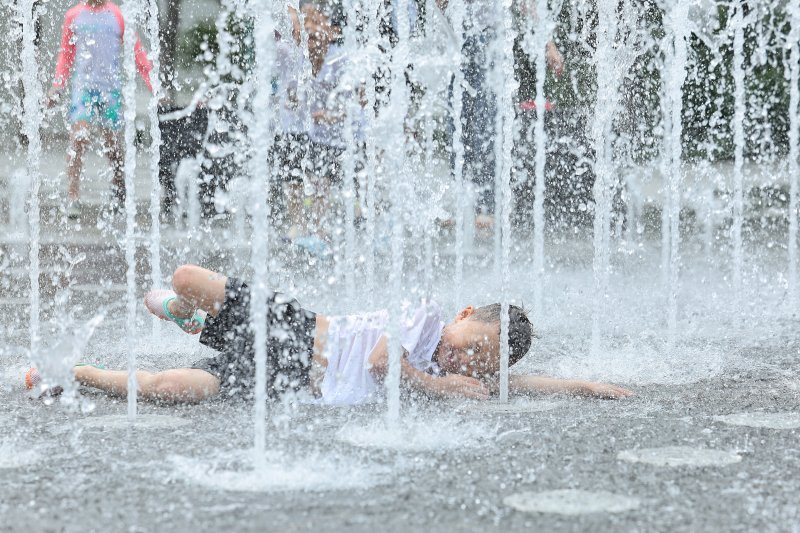 전국 대부분 지역에 안전 바카라사이트 경보가 발효된 25일 서울 광화문광장 바닥분수에서 어린이들이 물놀이를 하며 더위를 식히고 있다. 2025.7.25/안전 바카라사이트1 ⓒ News1 신웅수 기자