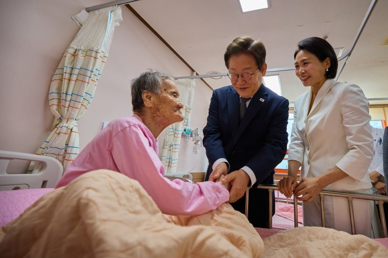 이재명 스피드 바카라 사이트과 부인 김혜경 여사가 25일 전남 고흥군 국립소록도병원을 찾아 한센인들과 인사를 나누고 있다. (스피드 바카라 사이트실 제공. 재판매 및 DB 금지) 2025.6.25/뉴스1 ⓒ News1 이재명 기자