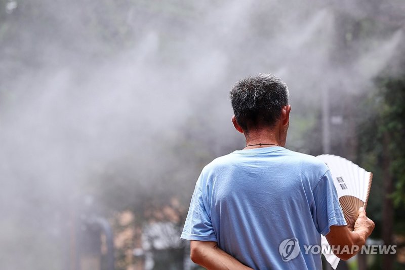 쿨링포그 속 부채질 (출처=연합뉴스)