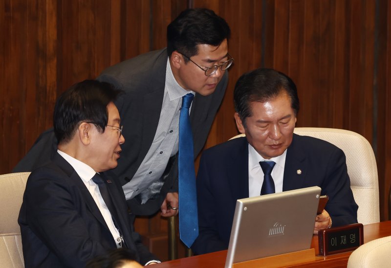 더불어민주당 이재명 대표와 박찬대 원내대표, 정청래 의원이 11일 오후 서울 여의도 국회에서 열린 제418회국회(정기회) 제6차 본회의에서 대화하고 있다. 2024.9.11/뉴스1 ⓒ News1 김민지 기자