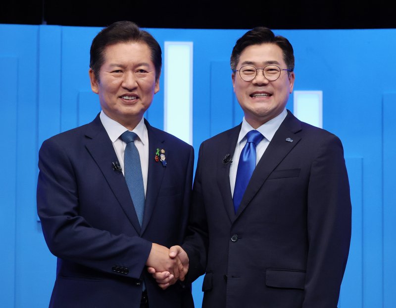 정청래(왼쪽), 박찬대 더불어민주당 당대표 후보가 16일 서울 양천구 목동 SBS에서 TV토론회에 앞서 기념촬영을 하고 있다. 2025.7.16/뉴스1 ⓒ News1 국회사진기자단