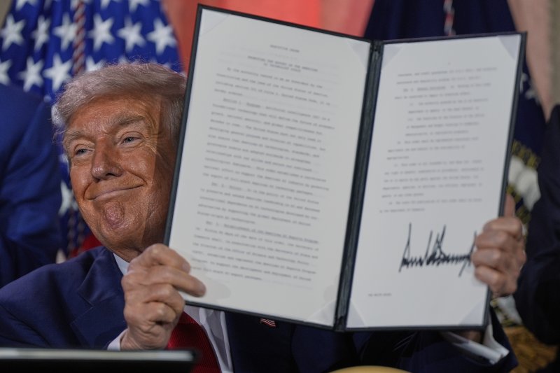 [워싱턴=AP/뉴시스] 도널드 트럼프 미국 대통령이 23일(현지 시간) 워싱턴의 앤드루 W. 멜론 강당에서 열린 AI 정상회의에 참석해 연설한 뒤 서명한 AI 관련 행정명령을 들어 보이고 있다. 2025.07.24.