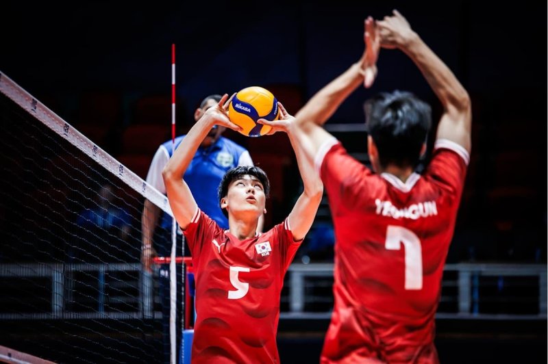 토스하는 한국 U-19 남자배구 대표팀의 세터 최유헌 (출처=연합뉴스)
