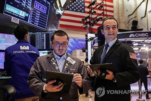뉴욕증권거래소의 트레이더 (출처=연합뉴스)