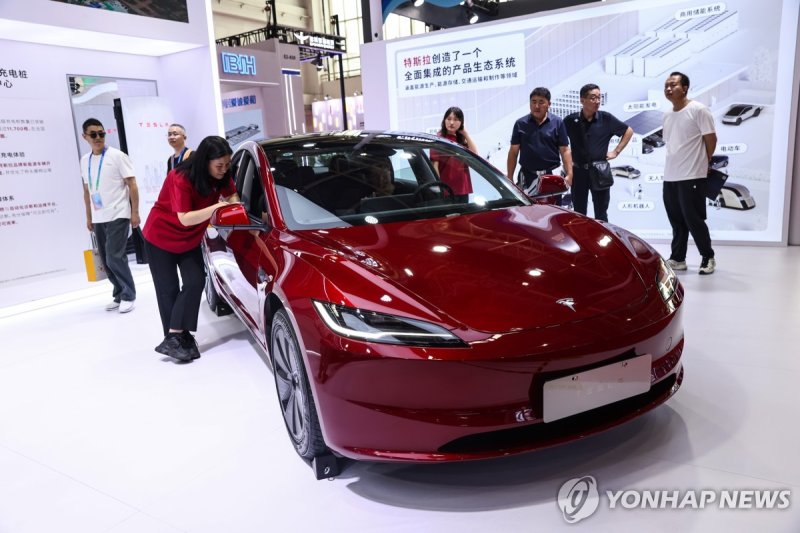 중국 베이징의 한 자동차 행사장에 전시된 테슬라 전기차 (출처=연합뉴스)