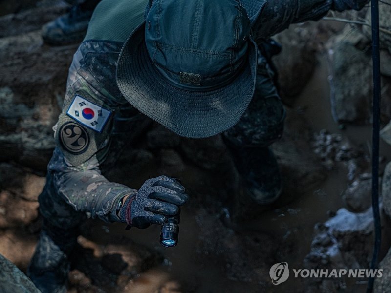 매몰지역 실종자 수색하는 장병들 (출처=연합뉴스)